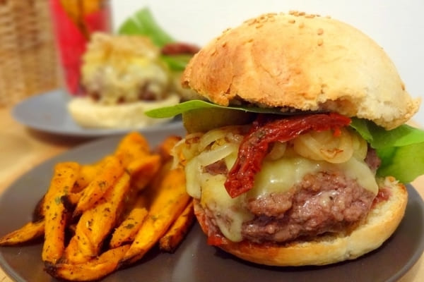 Frites de patates douce et burger vegan